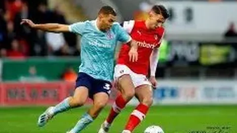 布兰妮之父截肢后亮相，轮椅姿态稳健